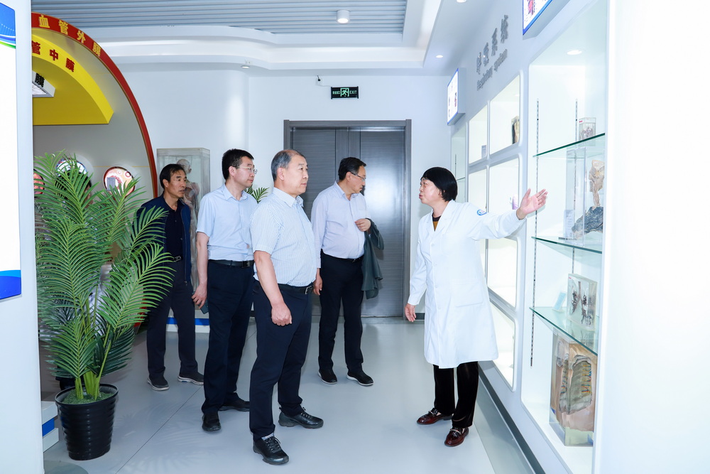 2023年6月7日 原甘肃省卫生和计划生育委员会党组副书记、副主任李存文莅临威尼斯官网调研 (4)_调整大小.jpg